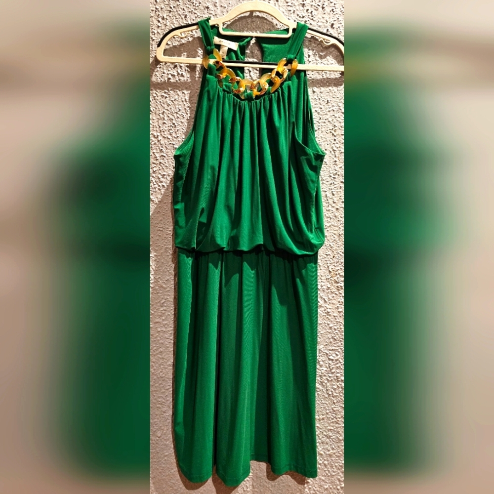 Beautiful green dress for the summer dinner or a special event.